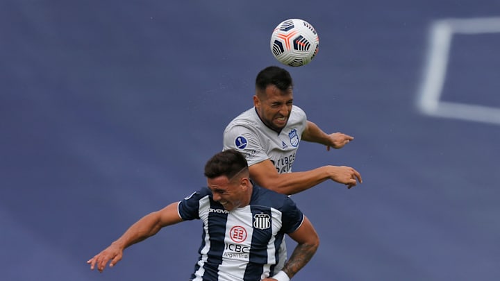 Enzo Díaz ya está disputando el duelo aéreo.